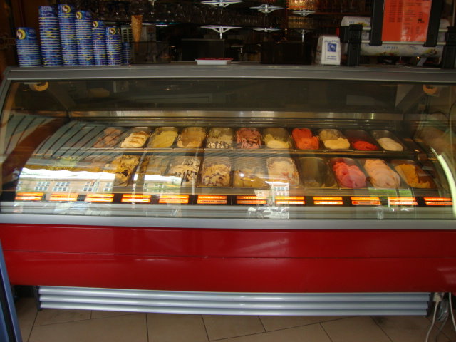 Eissorten zur Auswahl im Eiscafé Calimero
