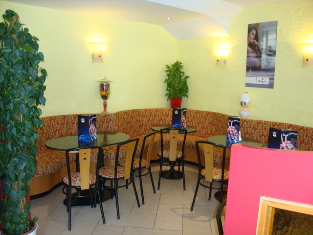 gemütlicher Innenbereich im Eiscafé Calimero